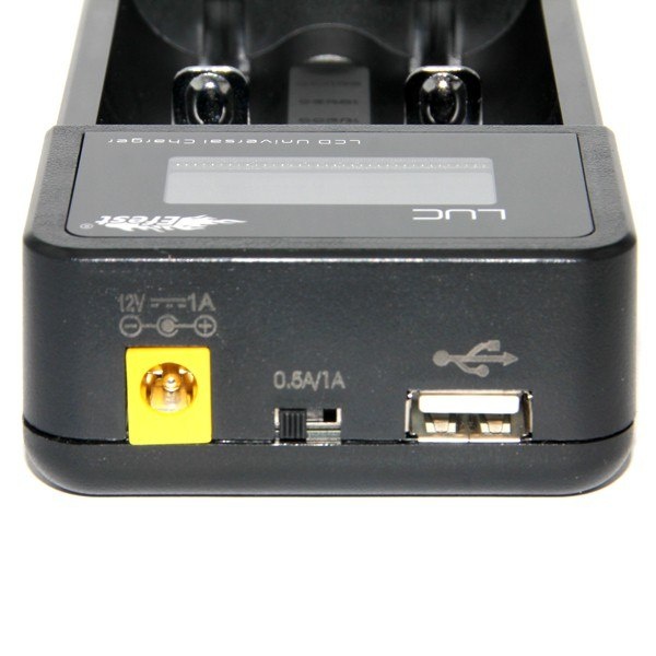 Efest LUC V2 ładowarka z wyświetlaczem LCD i wyjściem USB z zasilaczem 230 V. Efest LUC V2 ładowarka z wyświetlaczem LCD i wyjściem USB z zasilaczem 230 V.