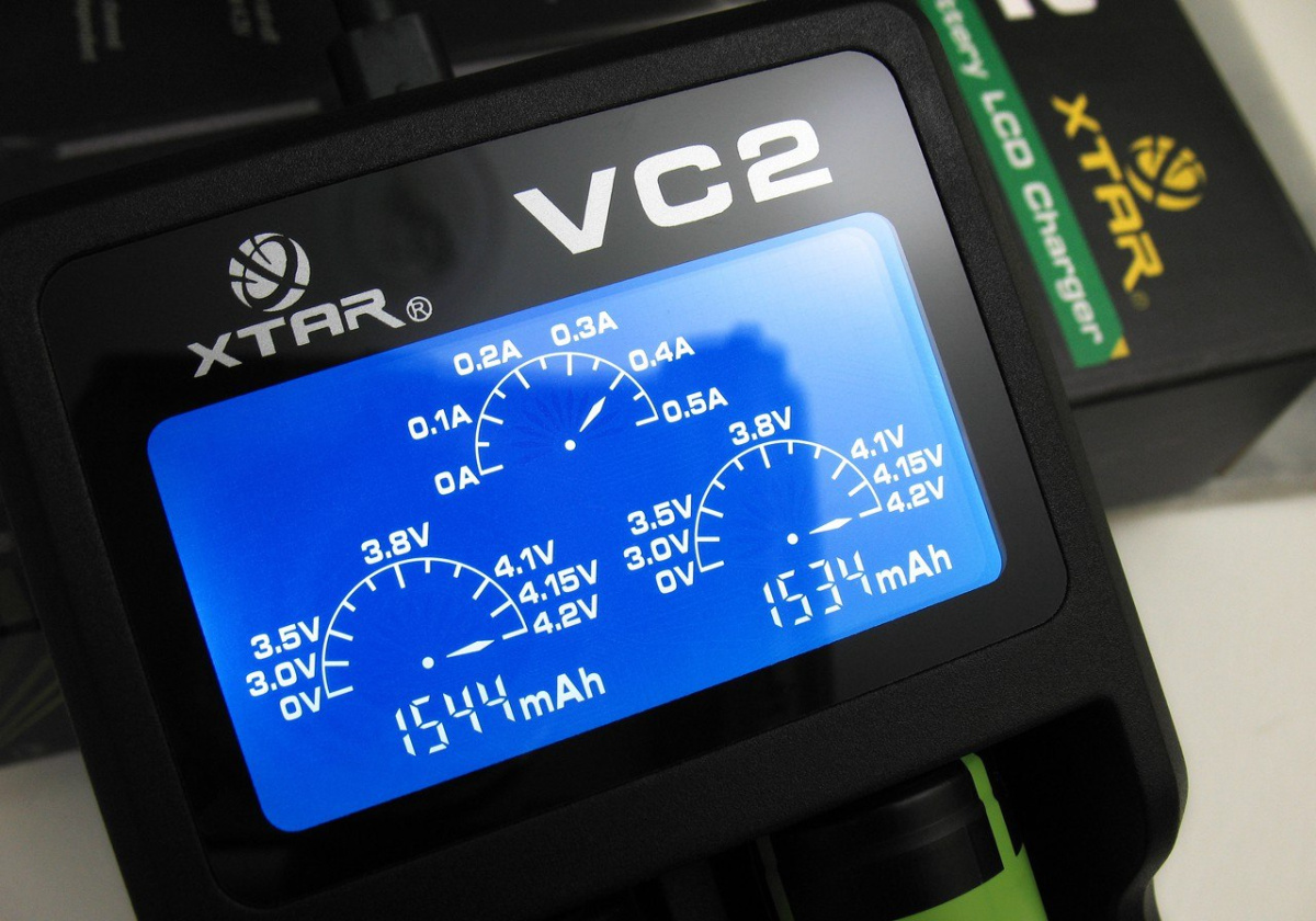 Xtar VC2 - Ładowarka do akumulatorów litowo-jonowych wraz z kablem USB Xtar VC2 - Ładowarka do akumulatorów litowo-jonowych wraz z kablem USB