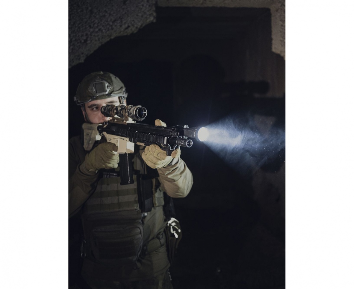 Latarka taktyczna PREDATOR PRO MAGNET USB Warm1400 lm Armytek Latarka taktyczna PREDATOR PRO MAGNET USB Warm1400 lm Armytek